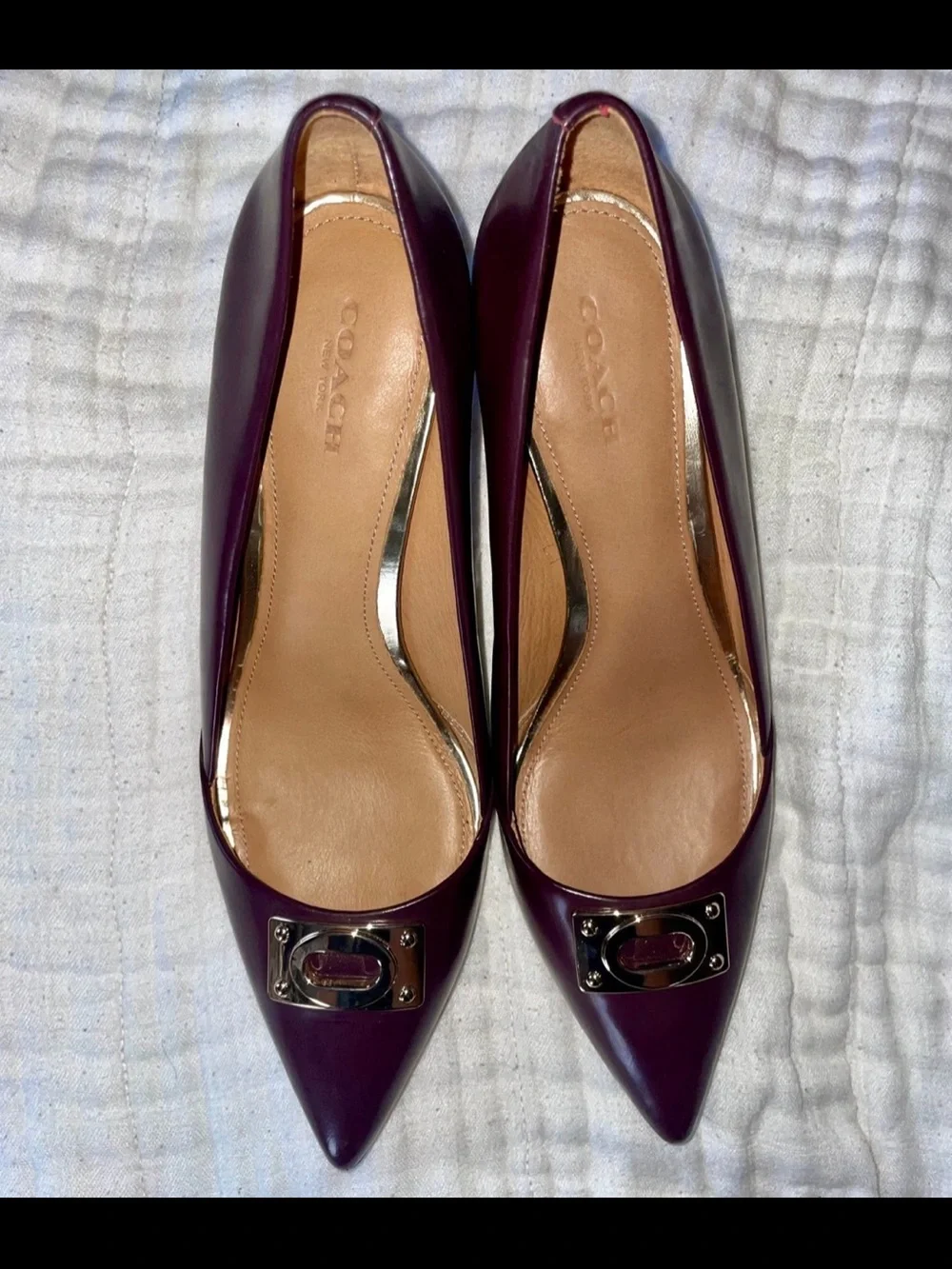 Coach Pointed-Toe Leather Pumps in Burgundy with Gold Plaque US 8 - Picture 6 of 11